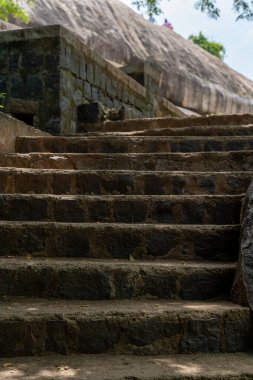 Bir binaya çıkan taş bir merdiven. Basamaklar taştan yapılmış ve çok dik.