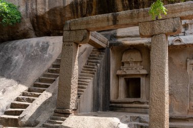 Taş kemerli, küçük bir odaya çıkan taş bir bina. Kemer taştan yapılmıştır ve taş bir çatısı vardır.