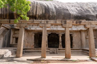Sütunları ve taş kemerli büyük bir taş bina. Bina bomboş ve ihtişam duygusu var.