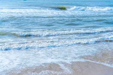 Chennai, Tamil Nadu, Hindistan - 02.07.2025: Okyanus sakin ve su mavi. Dalga falan yok. Su durgun. Chennai 'de.