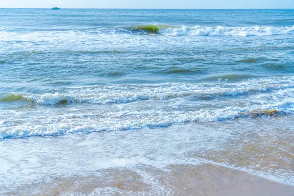 Chennai, Tamil Nadu, Hindistan - 02.07.2025: Okyanus sakin ve su mavi. Suda hiç tekne yok. Dalgalar küçük. Chennai 'de.