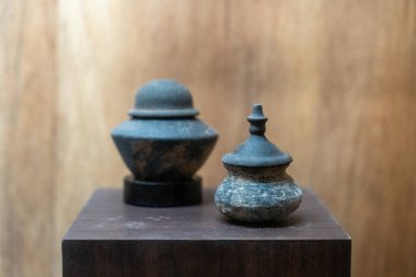 Chennai, Tamil Nadu, Hindistan - 02.07.2025: Ahşap bir masanın üzerinde iki vazo var. Biri siyah ve diğeri kahverengi. Chennai 'de.