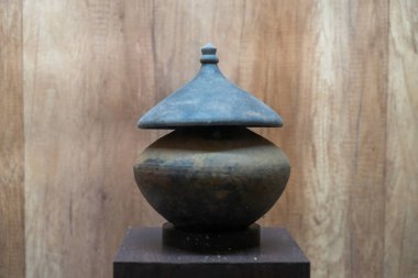 Chennai, Tamil Nadu, Hindistan - 02.07.2025: Üzerinde kapağı olan mavi ve kahverengi bir tencere. Tahta bir platformda duruyor. Chennai 'de.