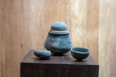 Chennai, Tamil Nadu, Hindistan - 02.07.2025: Ahşap bir masanın üzerinde seramik bir vazo bulunuyor. Masada iki seramik eşya daha var. Chennai 'de.