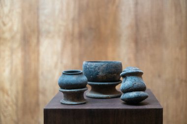 Chennai, Tamil Nadu, Hindistan - 02.07.2025: Tahta bir masanın üzerinde dört vazo bulunuyor. Vazolar farklı şekil ve boyutlarda. Chennai 'de.