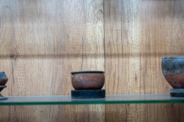 Chennai, Tamil Nadu, Hindistan - 02.07.2025: Bir rafta üç kase var. Biri solda, biri ortada, ve biri de sağda. Chennai 'de.