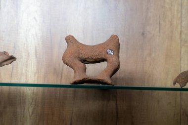 Chennai, Tamil Nadu, Hindistan - 02.07.2025: 260 numaralı kahverengi heykel. Bir rafta. Chennai 'de.