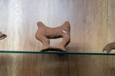 Chennai, Tamil Nadu, Hindistan - 02.07.2025: Üzerinde 839 sayısı olan kahverengi bir köpek heykeli. Bir rafta. Chennai 'de.