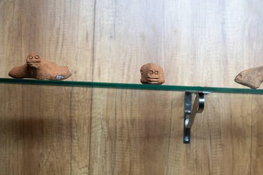 Chennai, Tamil Nadu, Hindistan - 02.07.2025: Rafta üç küçük heykel var. Biri kurbağa, biri kaplumbağa, biri de kuş. Chennai 'de.