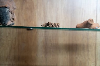 Chennai, Tamil Nadu, Hindistan - 02.07.2025: Küçük, kahverengi bir cisim daha büyük, kahverengi bir nesnenin yanında duruyor. Chennai 'de.