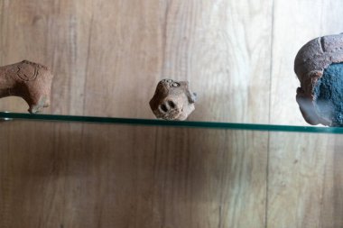 Chennai, Tamil Nadu, Hindistan - 02.07.2025: Rafta üç küçük heykel var. Biri bir ayı, biri bir köpek, ve biri bir kedi. Chennai 'de.