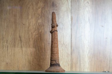 Chennai, Tamil Nadu, Hindistan - 02.07.2025: Tahta bir yüzey üzerinde kahverengi bir heykel bulunuyor. Heykel uzun ve sivri uçlu. Chennai 'de.