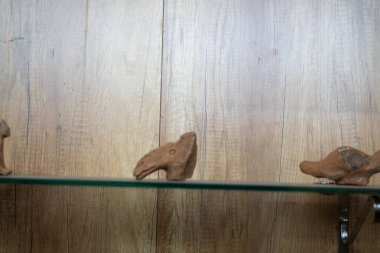 Chennai, Tamil Nadu, Hindistan - 02.07.2025: Bir rafta üç küçük hayvan heykeli var. Biri kuş, biri deve, biri de at. Chennai 'de.