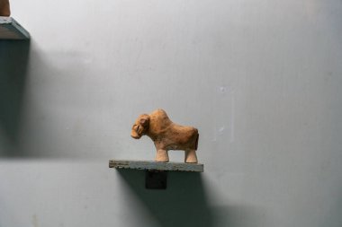 Chennai, Tamil Nadu, Hindistan - 02.07.2025: Bir boğa kahverengi heykeli rafta duruyor. Heykel kilden yapılmıştır. Chennai 'de.