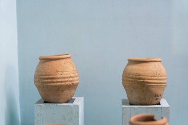 Chennai, Tamil Nadu, Hindistan - 02.07.2025: İki vazo bir kaidede. Bir tanesinin üzerinde 3 numara var. Chennai 'de.