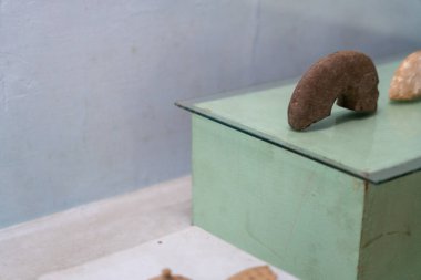 Chennai, Tamil Nadu, Hindistan - 02.07.2025: Üzerinde kahverengi bir nesne olan yeşil bir kutu. Arka planda başka nesneler de var. Chennai 'de.