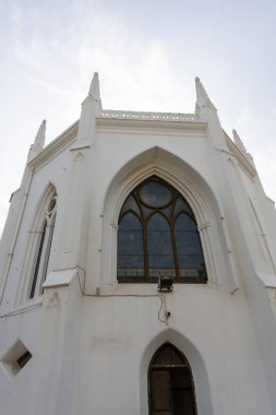 Chennai, Tamil Nadu, Hindistan - 02.07.2025: Geniş pencereli beyaz bir kilise. Pencere camla kaplı. Kilise uzundur. Chennai 'de.