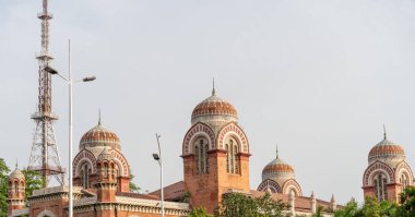 Chennai, Tamil Nadu, Hindistan - 02.07.2025: Kulesi ve saati olan yüksek bir bina. Binanın bir sürü penceresi var ve çok eski. Chennai 'de.