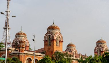 Chennai, Tamil Nadu, Hindistan - 02.07.2025: Üzerinde kule ve kubbe olan bir bina. Bina kırmızı ve kahverengi. Chennai 'de.