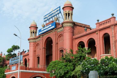 Chennai, Tamil Nadu, Hindistan - 02.07.2025: Bina üzerinde 