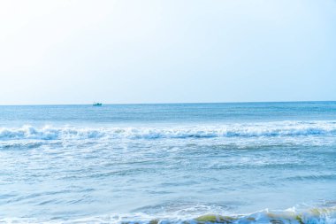 Chennai, Tamil Nadu, Hindistan - 02.07.2025: Okyanusta bir tekne var. Su mavidir. Gökyüzü açık. Chennai 'de.