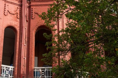 Chennai, Tamil Nadu, Hindistan - 02.07.2025: Kırmızı tuğlalı ve balkonlu bir bina. Balkon beyaz. Chennai 'de.