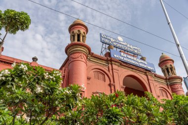 Chennai, Tamil Nadu, Hindistan - 02.07.2025: Bayındırlık Bakanlığı yazan mavi tabelalı bir bina. Bina kırmızı. Chennai 'de.