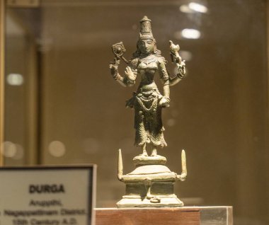 Chennai, Tamil Nadu, Hindistan - 02.07.2025: Üzerinde taç olan bir kadın heykeli. Heykel Durga ismiyle etiketlenmiş. Chennai 'de.