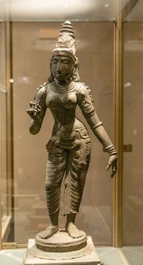 Chennai, Tamil Nadu, Hindistan - 02.07.2025: Başlıklı bir kadın heykeli. Heykel bronzdan yapılmıştır. Cam bir kutuda sergileniyor. Chennai 'de.