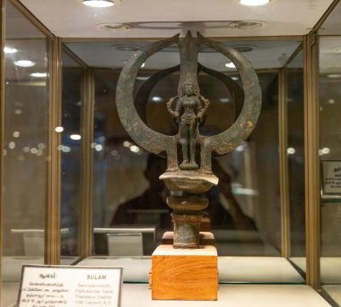 Chennai, Tamil Nadu, Hindistan - 02.07.2025: Kafası ve boynu uzun bir kadın heykeli. Heykel cam bir kutunun içinde. Chennai 'de.