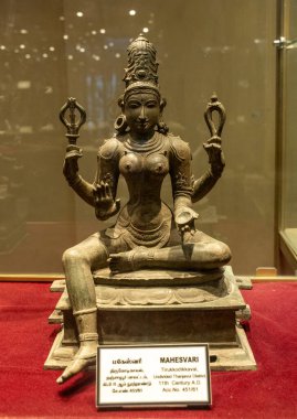 Chennai, Tamil Nadu, Hindistan - 02.07.2025: Heykel üzerinde oturan bir kadın heykeli. Heykelin adı Manesvar. Kaidesi kırmızı. Chennai 'de.