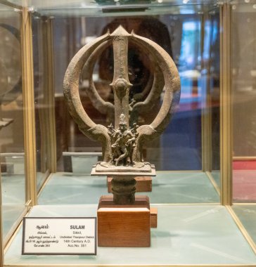 Chennai, Tamil Nadu, Hindistan - 02.07.2025: Kılıçlı bir adamın heykeli cam bir kutunun içindedir. Heykelin adı 