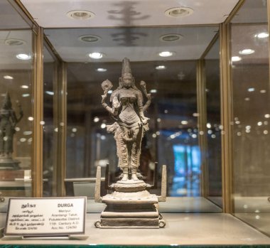 Chennai, Tamil Nadu, Hindistan - 02.07.2025: Başlıklı ve kolyeli bir kadın heykeli. Heykel cam bir kutunun içinde. Chennai 'de.