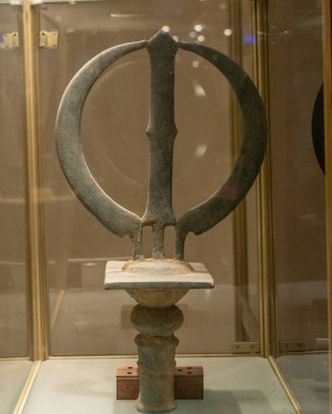 Chennai, Tamil Nadu, Hindistan - 02.07.2025: Üzerinde daire ve altında haç olan metal bir nesne. Bir kaidede duruyor. Chennai 'de.