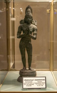 Chennai, Tamil Nadu, Hindistan - 02.07.2025: Bir kişinin heykeli cam bir kutunun içindedir. Heykel Chandesvara 'nın. Chennai 'de.