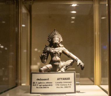 Chennai, Tamil Nadu, Hindistan - 02.07.2025: Üzerinde Ayyanar adı olan bir heykel. Heykel cam bir kutunun içinde. Chennai 'de.