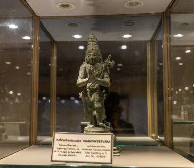 Chennai, Tamil Nadu, Hindistan - 02.07.2025: Cam bir kutuda kılıç tutan bir kişinin heykeli sergileniyor. Chennai 'de.