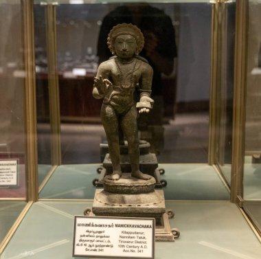 Chennai, Tamil Nadu, Hindistan - 02.07.2025: Eller havada bir kişinin heykeli. Heykel cam bir kutunun içinde. Chennai 'de.