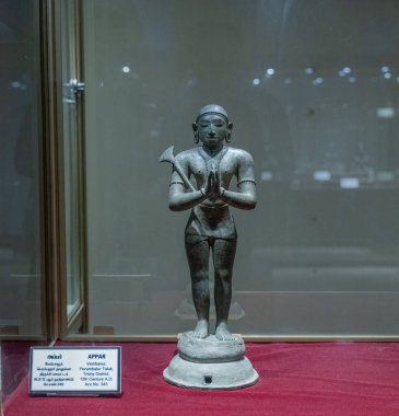 Chennai, Tamil Nadu, Hindistan - 02.07.2025: Cam bir kutuda bir erkek heykeli sergileniyor. Heykel bir Hindu tanrısına ait ve Hindistanlı. Chennai 'de.