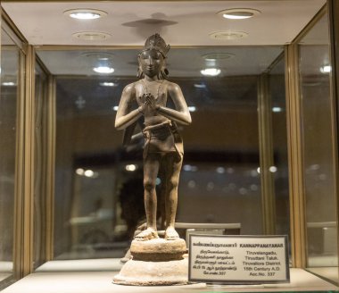 Chennai, Tamil Nadu, Hindistan - 02.07.2025: Cam bir kutuda bir erkek heykeli sergileniyor. Heykel 15. yüzyıldan kalma. Chennai 'de.