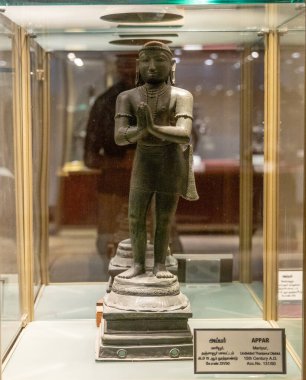 Chennai, Tamil Nadu, Hindistan - 02.07.2025: Cam kutuda üzerinde 