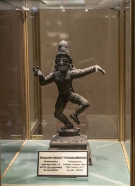 Chennai, Tamil Nadu, Hindistan - 02.07.2025: Kostümlü bir adam heykeli. Heykel cam bir kutunun içinde. Chennai 'de.