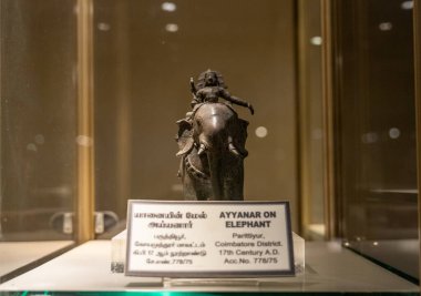 Chennai, Tamil Nadu, Hindistan - 02.07.2025: file binen bir adamın heykeli. Fil bir kaidede. Chennai 'de.