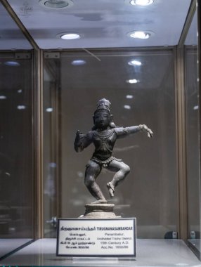 Chennai, Tamil Nadu, Hindistan - 02.07.2025: Bir kişinin heykeli cam bir kutunun içindedir. Heykel Hindistan 'dan. Chennai 'de.