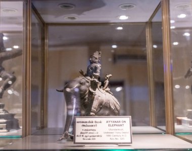 Chennai, Tamil Nadu, Hindistan - 02.07.2025: file binen bir adamın heykeli. Heykel cam bir kutunun içinde. Adam kask takıyor. Chennai 'de.