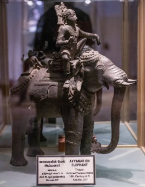 Chennai, Tamil Nadu, Hindistan - 02.07.2025: file binen bir adamın heykeli. Fil cam bir kutunun içinde. Adam taç takıyor. Chennai 'de.