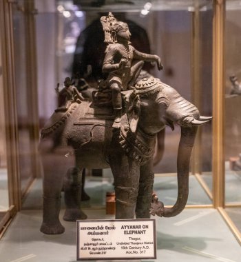 Chennai, Tamil Nadu, Hindistan - 02.07.2025: Fildeki bir adamın heykeli. Heykel cam bir kutunun içinde. Adam taç takıyor. Chennai 'de.