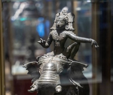 Chennai, Tamil Nadu, Hindistan - 02.07.2025: file binen bir adamın heykeli. Heykel cam bir kutunun içinde. Adam bir kolye takıyor. Chennai 'de.