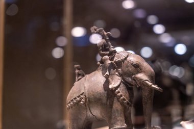 Chennai, Tamil Nadu, Hindistan - 02.07.2025: Bir heykelin üzerinde küçük bir fil heykeli bulunuyor. Heykel metalden yapılmıştır ve gülen bir yüzü vardır. Chennai 'de.