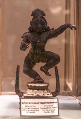 Chennai, Tamil Nadu, Hindistan - 02.07.2025: Siyah kostümlü bir adamın heykeli. Heykel 15. yüzyıldan kalma. Chennai 'de.